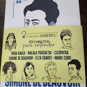 Cliente com o livro da Elza Soares